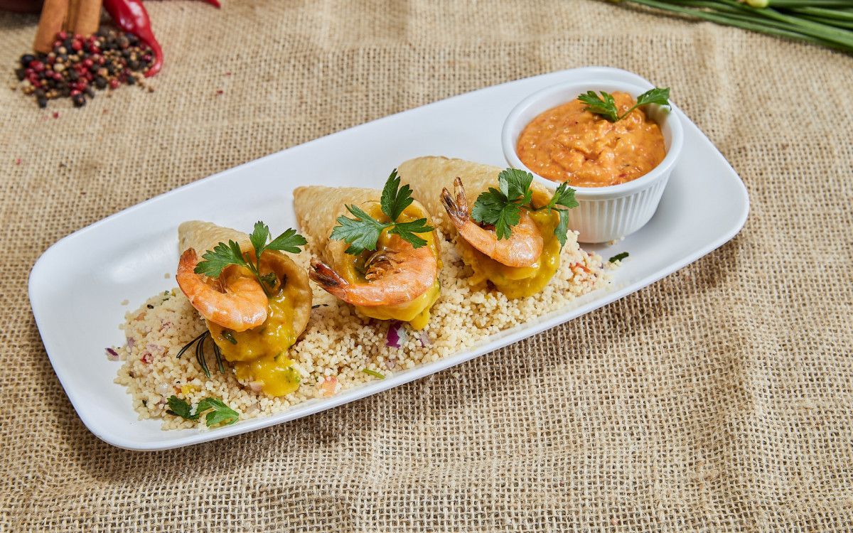 Bob&oacute;zinho 400: Bob&oacute; de camar&atilde;o servido no cone de pastel crocante, acompanhado de cuscuz marroquino com ervas finas e pasta de piment&atilde;o
