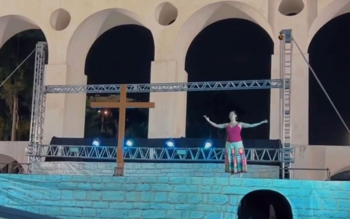 Auto da Paix&atilde;o de Cristo foi realizado na noite desta sexta-feira (7) nos Arcos da Lapa, Zona Central do Rio