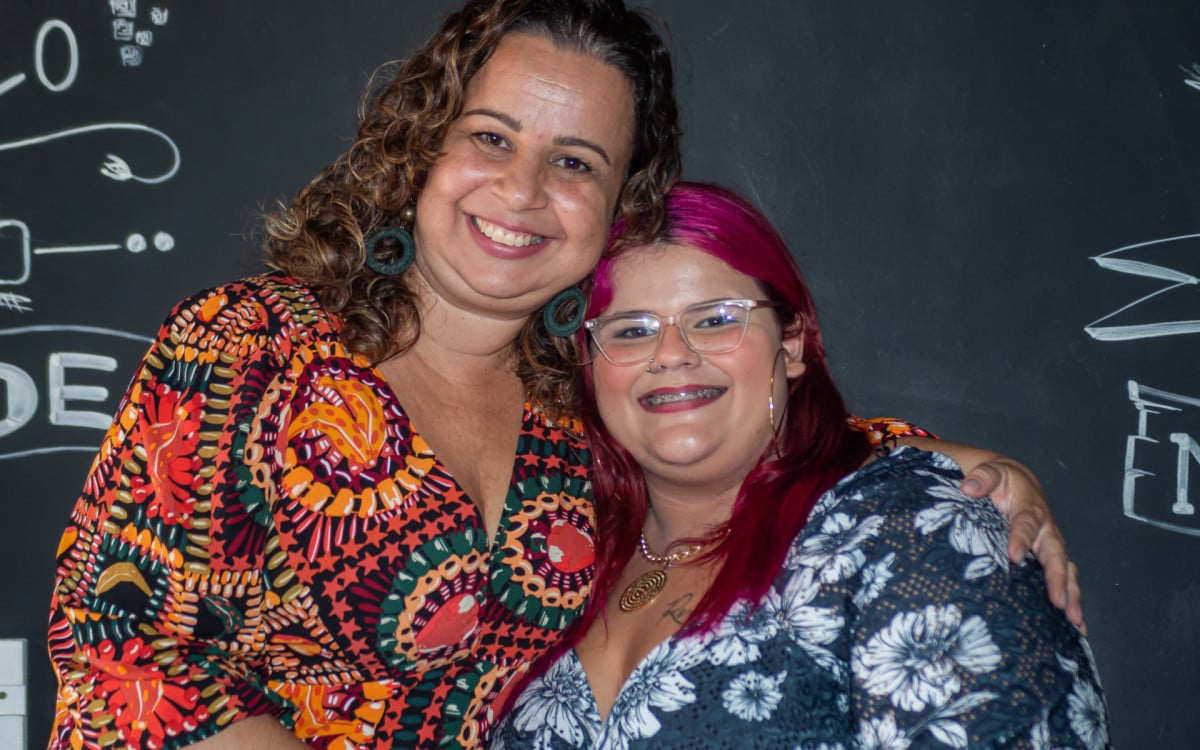 Anna Carolina ao lado da diretora Vanessa Mesquita - Divulgação/Secretaria de Estado de Educação
