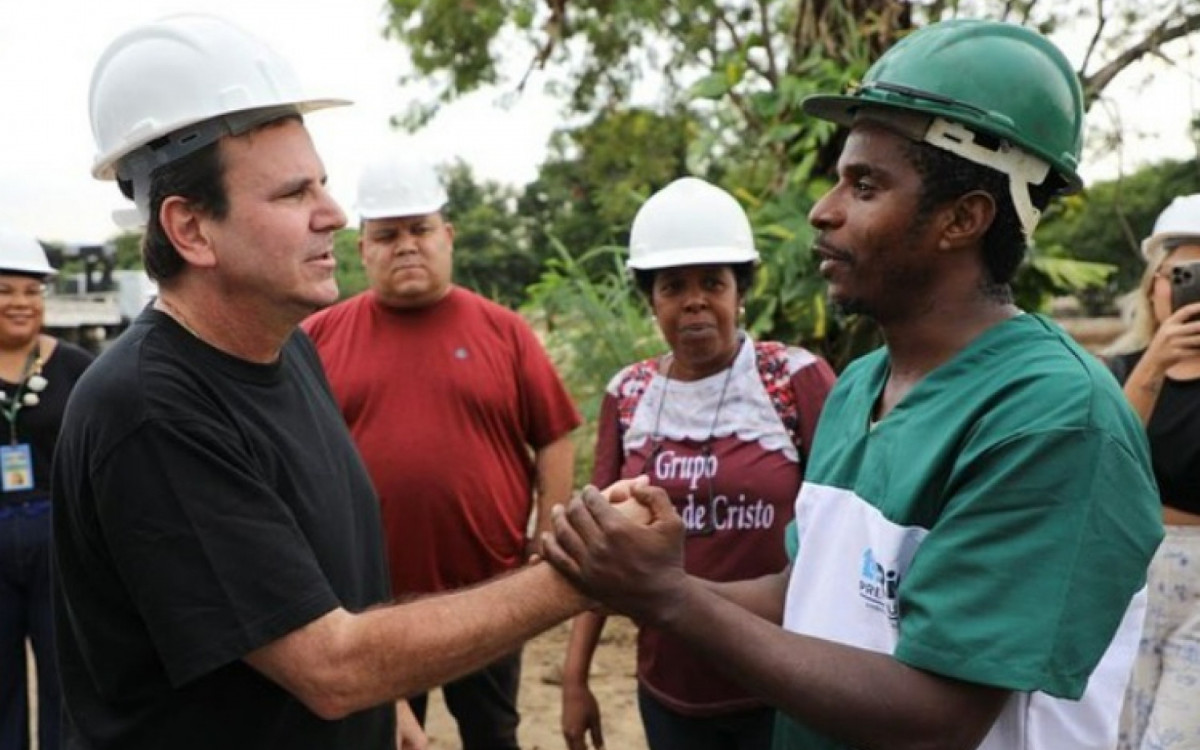 Paes cumprimenta funcion&aacute;rio que trabalho na constru&ccedil;&atilde;o do parque