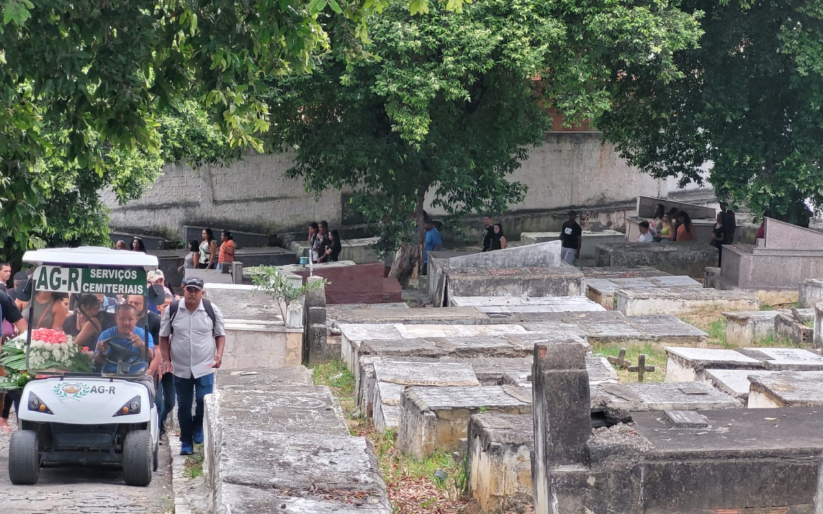 Sepultamento de Helo&iacute;se Ribeiro, de 4 anos, aconteceu no Cemit&eacute;rio Nossa Senhora das Gra&ccedil;as, em Duque de Caxias