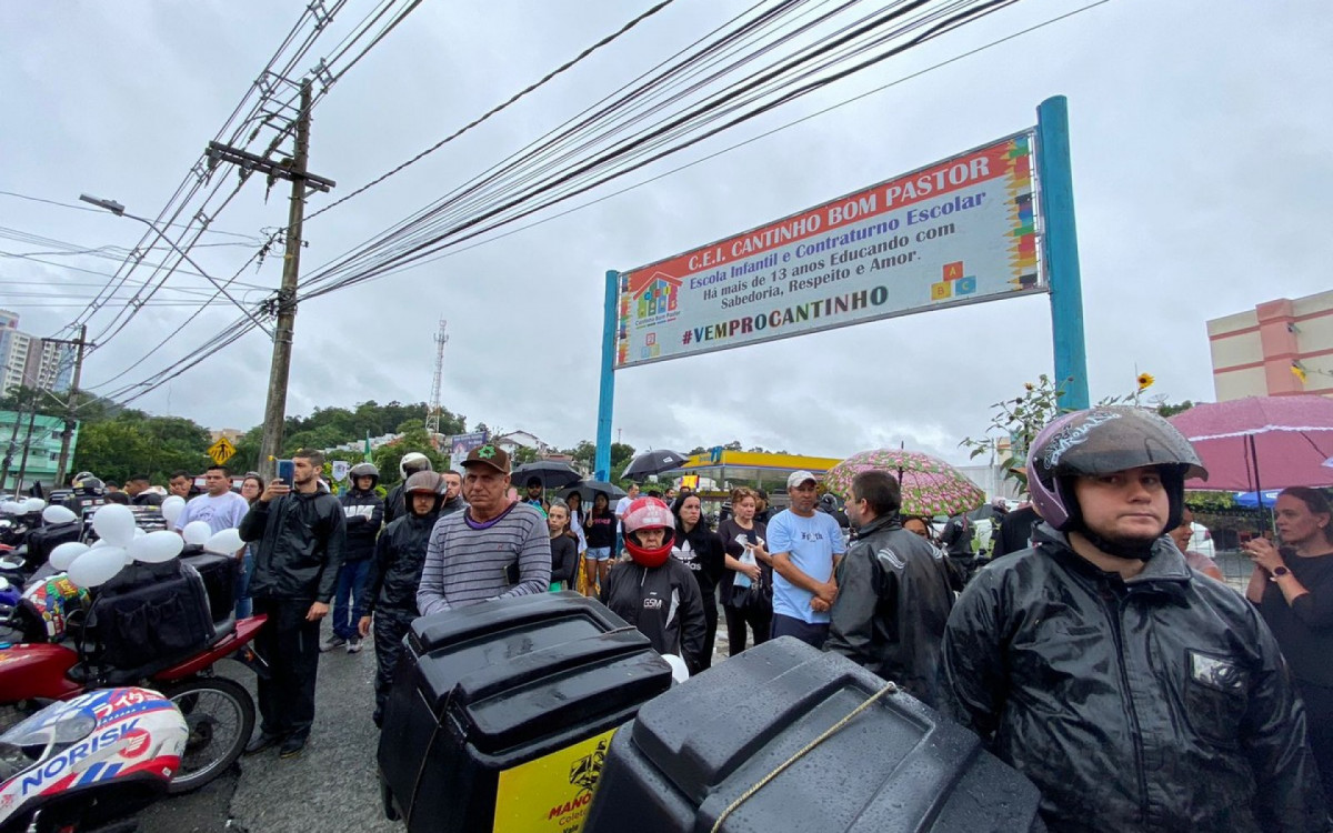 Motoboys fazem cortejo em homenagem as vítimas de ataque a creche em SC  - Reprodução Twitter