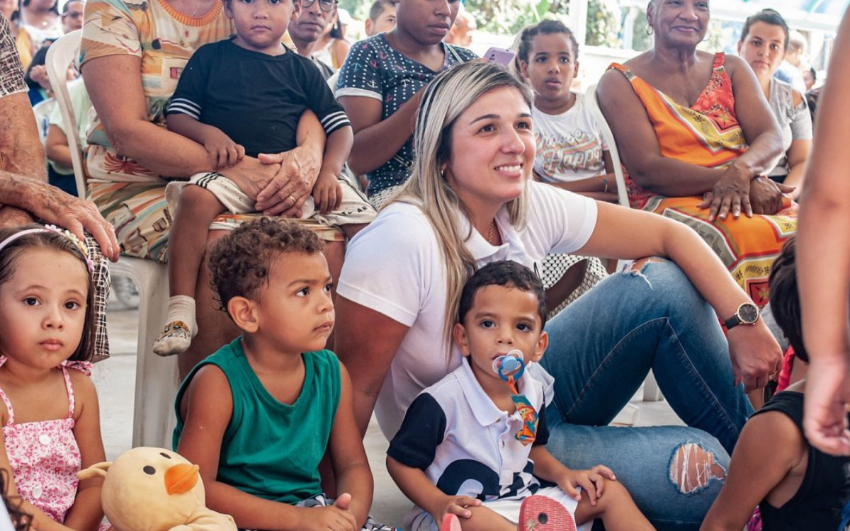 A prefeita Marina Rocha fica perto dos alunos da nova creche