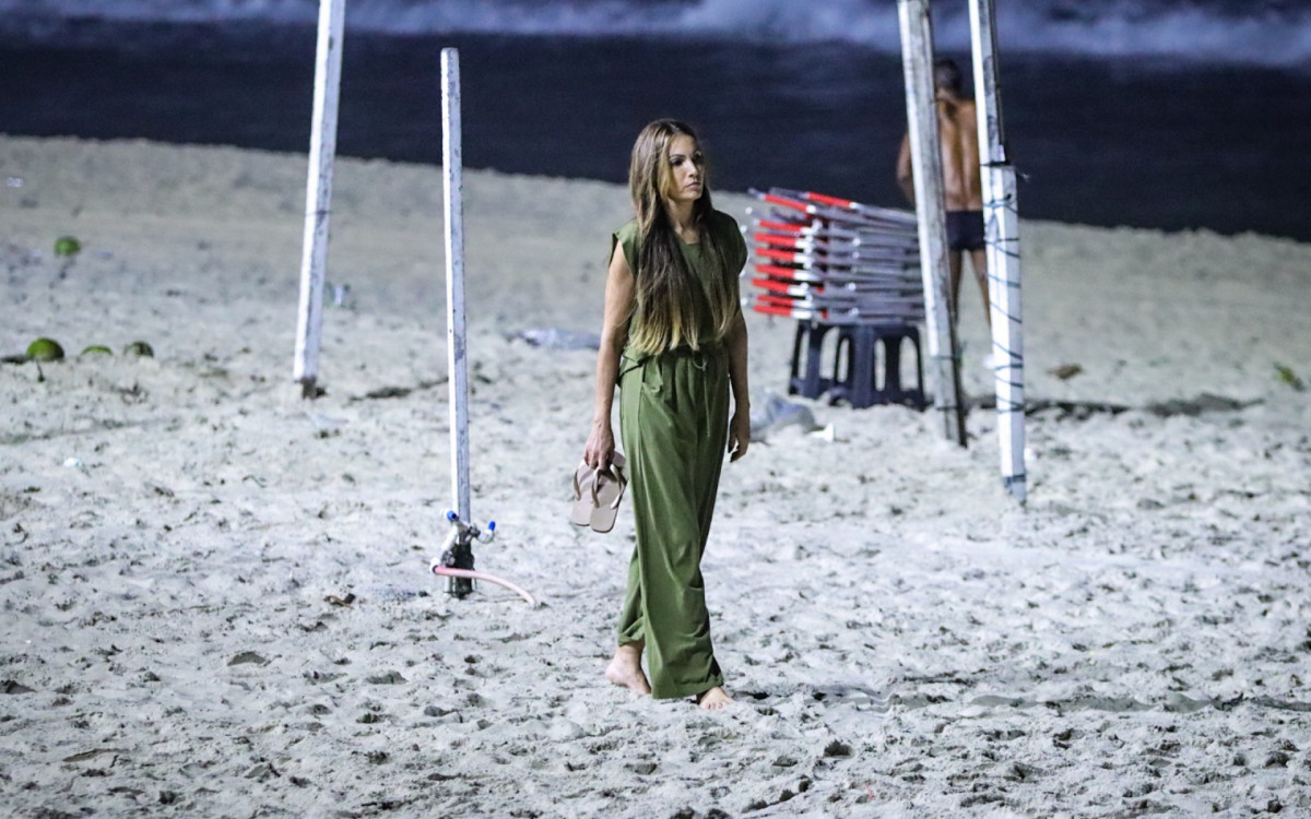 Patr&iacute;cia Poeta foi vista sozinha em praia da Zona Sul do Rio, na noite desta sexta-feira