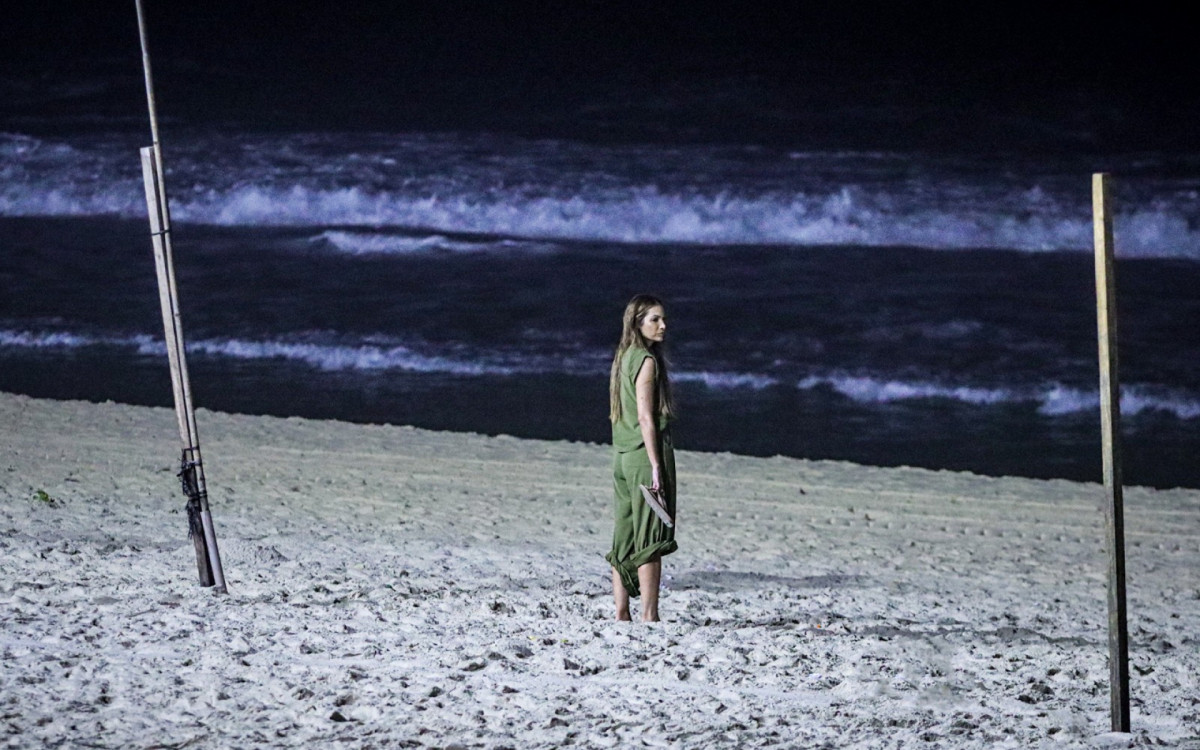 Patr&iacute;cia Poeta tirou a noite desta sexta-feira para refletir sozinha em praia da Zona Sul do Rio