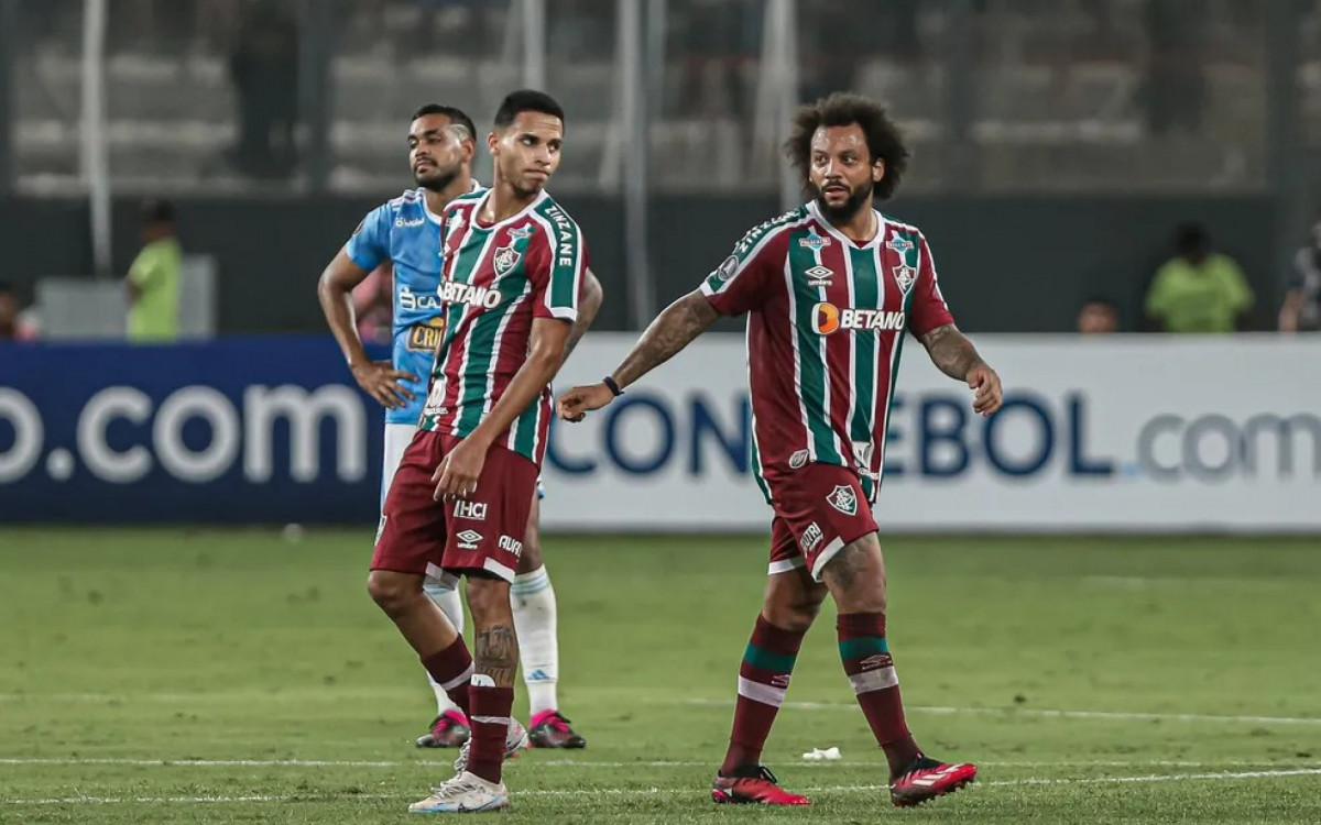 Alexsander (E) foi deslocado para o meio-campo, enquanto Marcelo estreou pelo Fluminense na lateral esquerda contra o Sporting Cristal (PER)