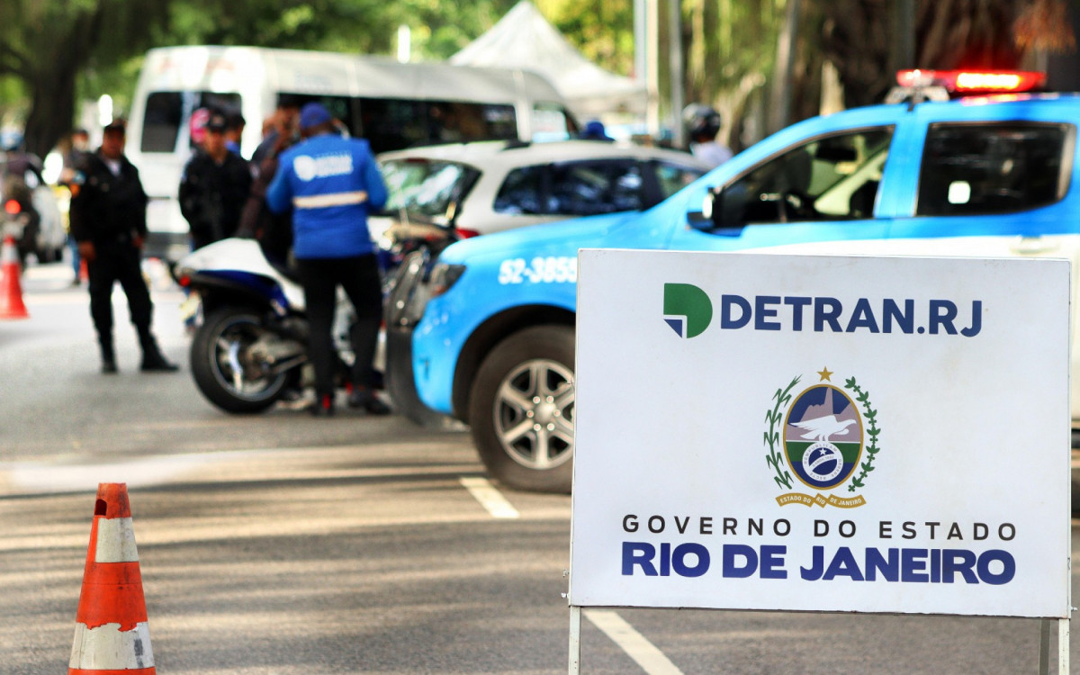 Agentes realizam a fiscalização de veículos em todo o estado - Divulgação / Detran