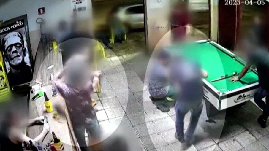 Homem é atingido por tiro acidental em bar; Vídeo