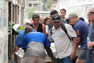Tia desabafa em enterro de menina que teve 90% do corpo queimado em ônibus: 'Meiga e cheia de sonhos'