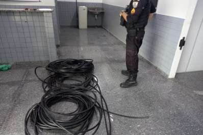 Homem é preso com 40 quilos de cabos de telefonia furtados