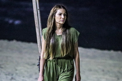 Reflexiva, Patrícia Poeta faz caminhada sozinha em praia da Zona Sul