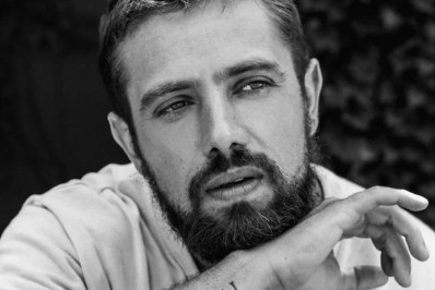 Rafael Cardoso sofre acidente de moto na Zona Oeste do Rio