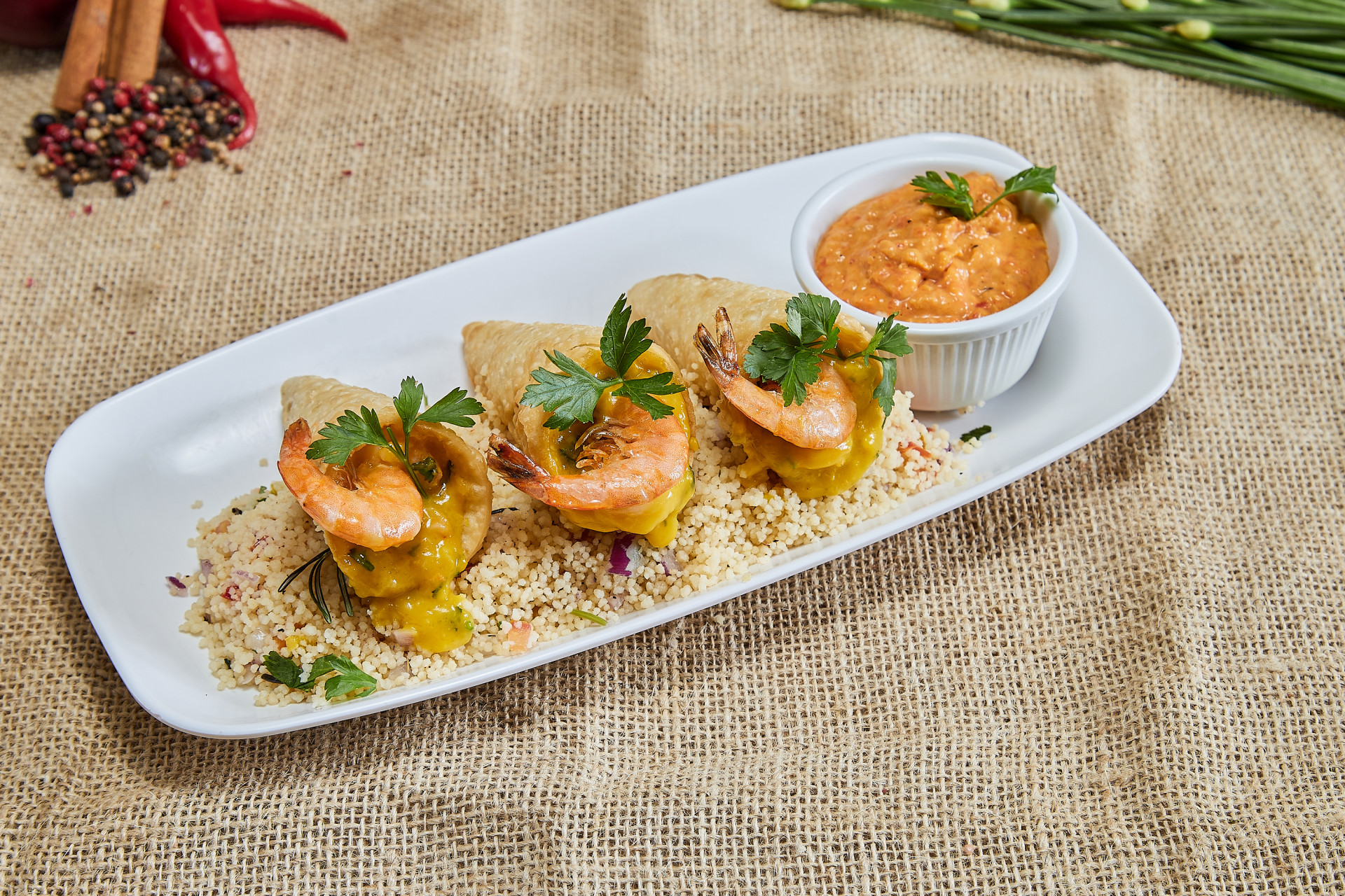 Bob&oacute;zinho 400: Bob&oacute; de camar&atilde;o servido no cone de pastel crocante, acompanhado de cuscuz marroquino com ervas finas e pasta de piment&atilde;o
 - Fernando Salles / UNISUAM