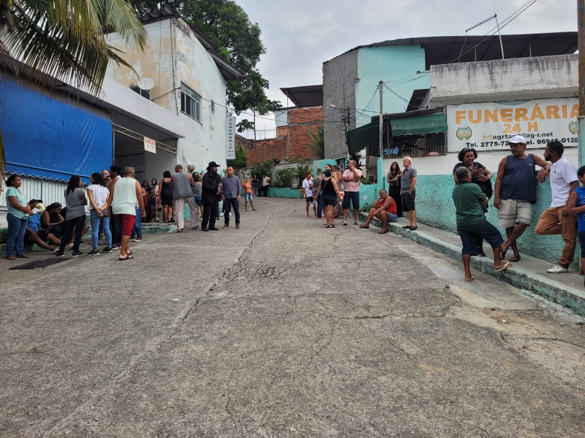 Familiares e amigos de Heloíse Victória da Silva Ribeiro foram ao Cemitério Nossa Senhora das Graças, em Duque de Caxias, para seu sepultamento - Lucas Cardoso / Agência O Dia