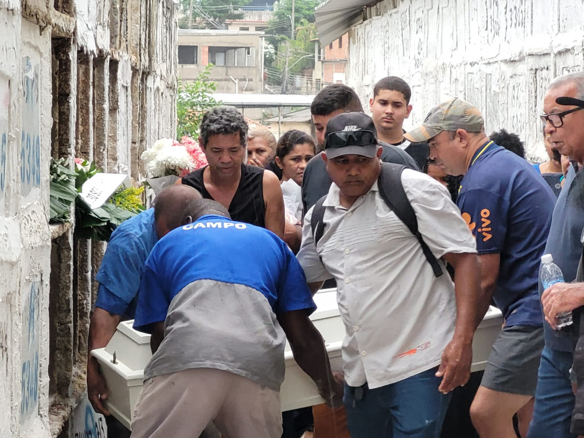 Sepultamento de Heloíse Ribeiro, de 4 anos, aconteceu no Cemitério Nossa Senhora das Graças, em Duque de Caxias - Lucas Cardoso / Agência O Dia