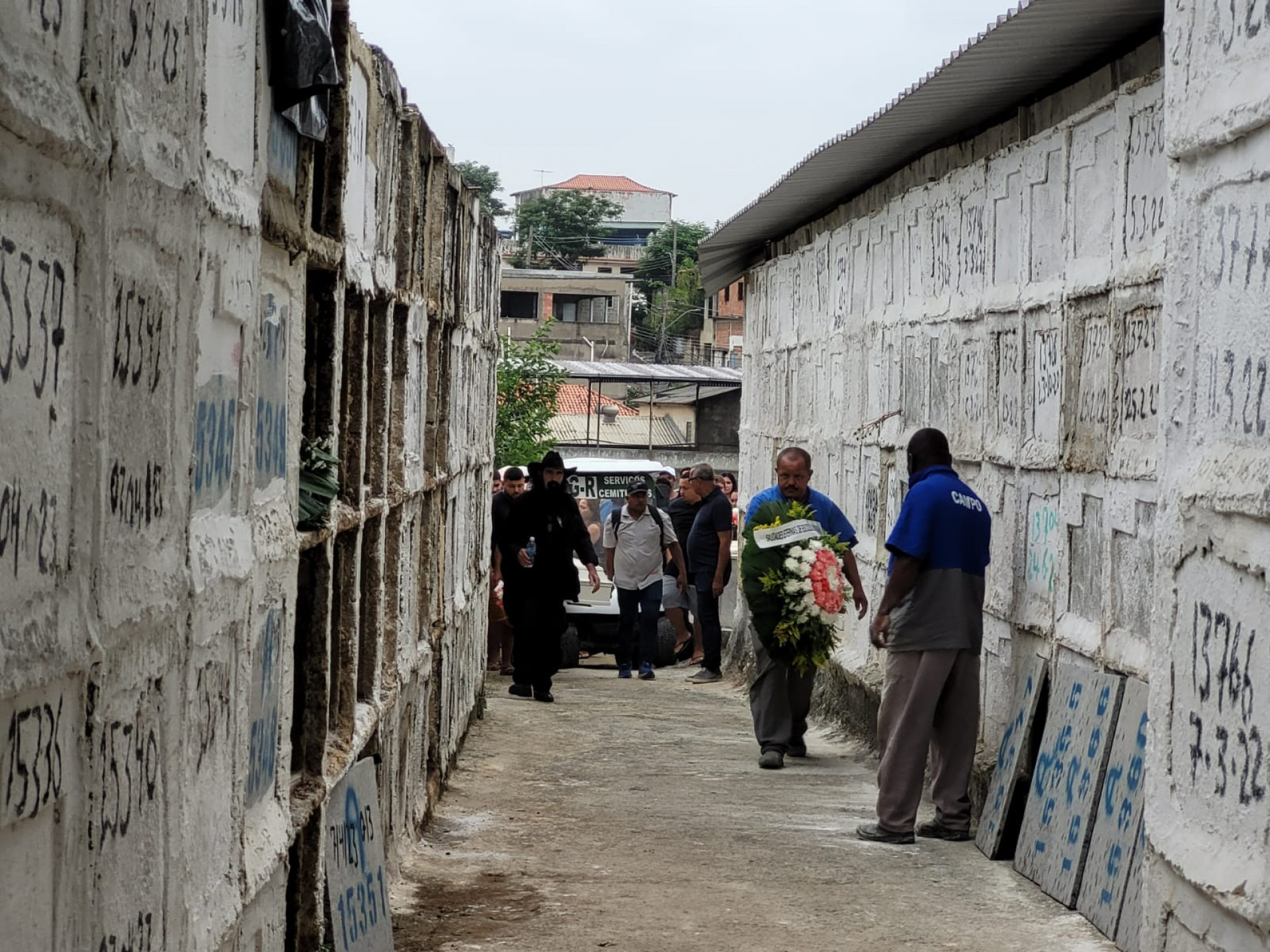Sepultamento de Heloíse Ribeiro, de 4 anos, aconteceu no Cemitério Nossa Senhora das Graças, em Duque de Caxias - Lucas Cardoso / Agência O Dia