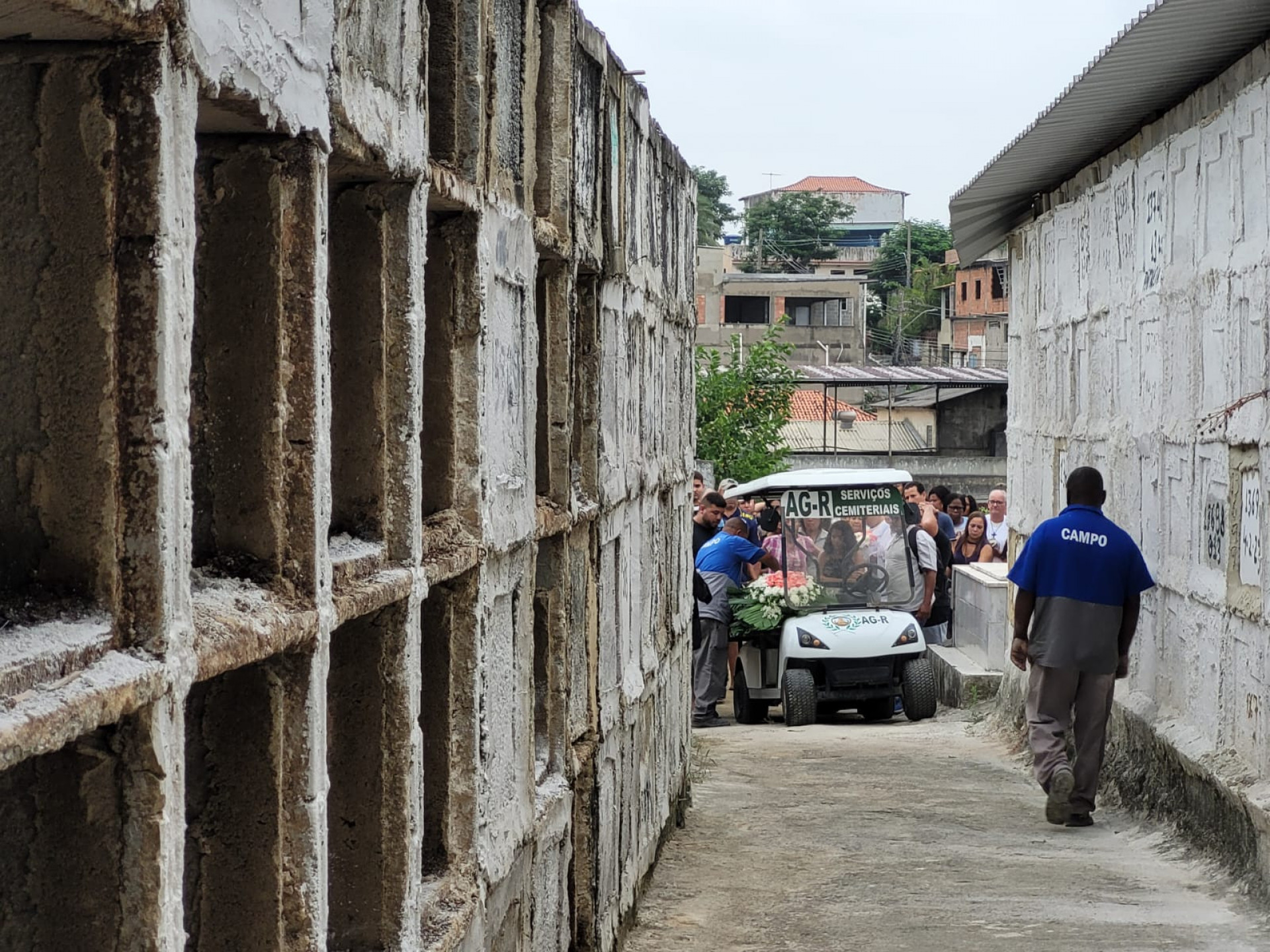 Sepultamento de Heloíse Ribeiro, de 4 anos, aconteceu no Cemitério Nossa Senhora das Graças, em Duque de Caxias - Lucas Cardoso / Agência O Dia