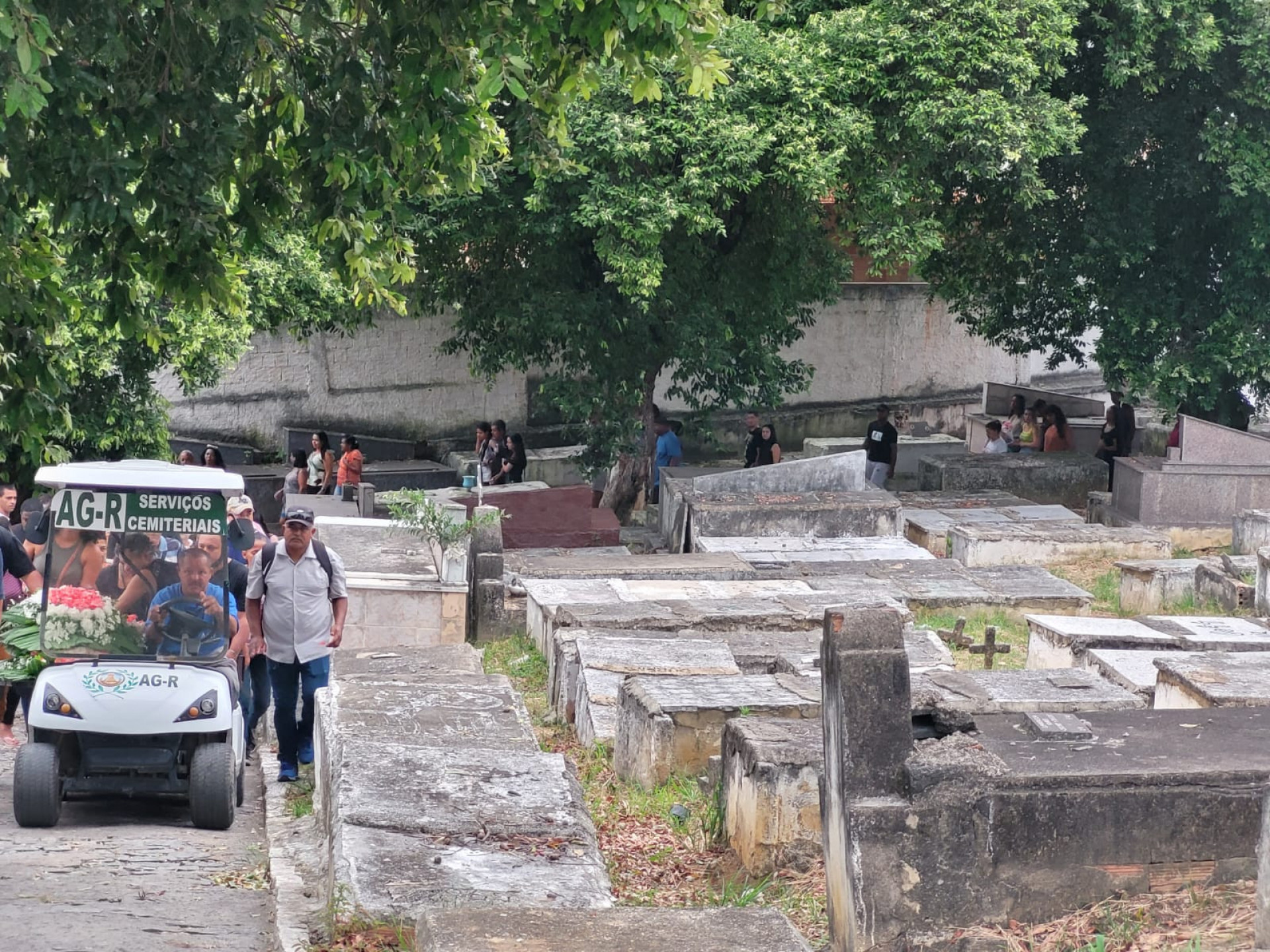 Sepultamento de Heloíse Ribeiro, de 4 anos, aconteceu no Cemitério Nossa Senhora das Graças, em Duque de Caxias - Lucas Cardoso / Agência O Dia
