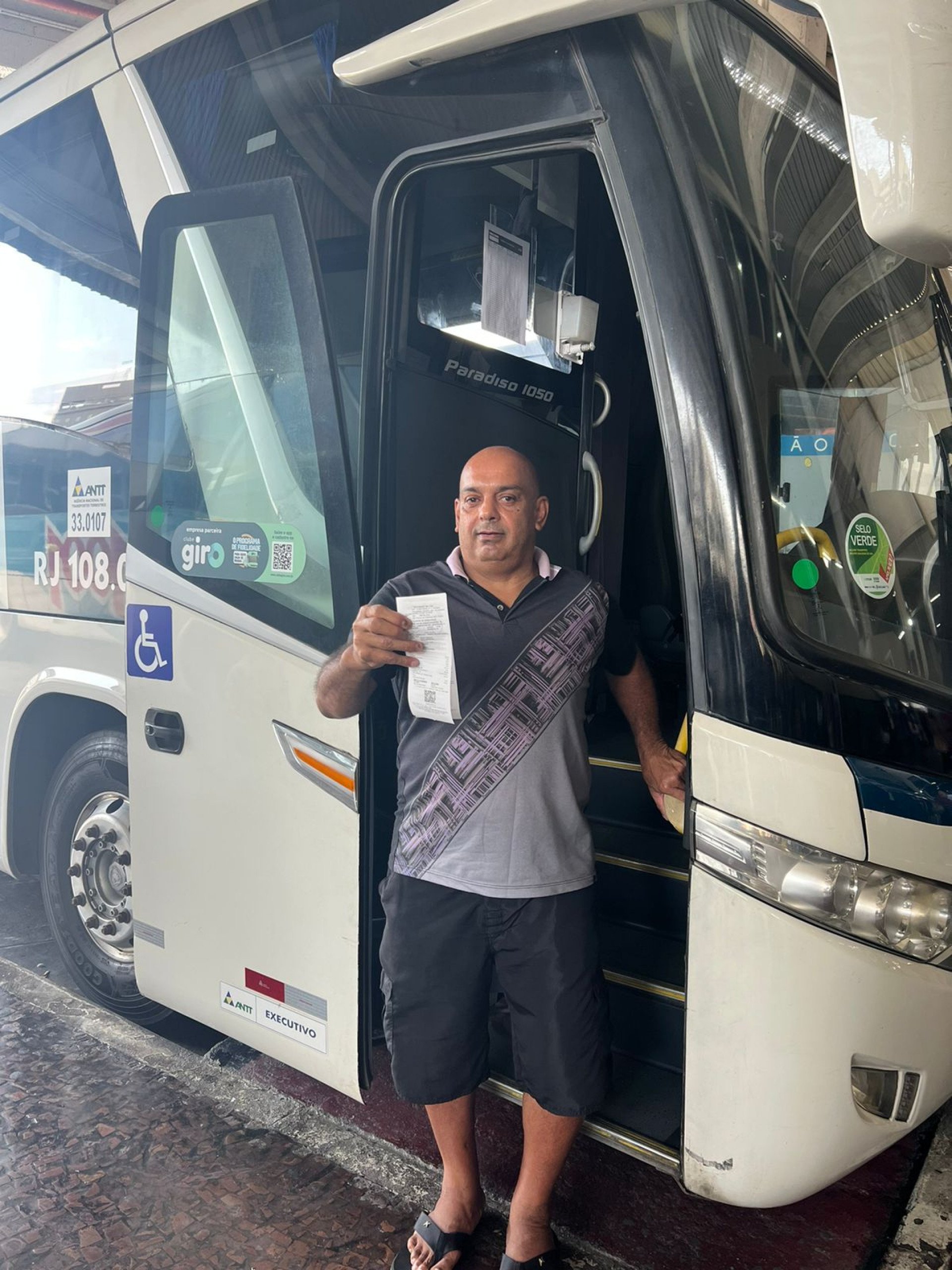 Jorge Alexandre Cordeiro Rangel feliz com o bilhete da passagem de ônibus de retorno para Campos - Divulgação