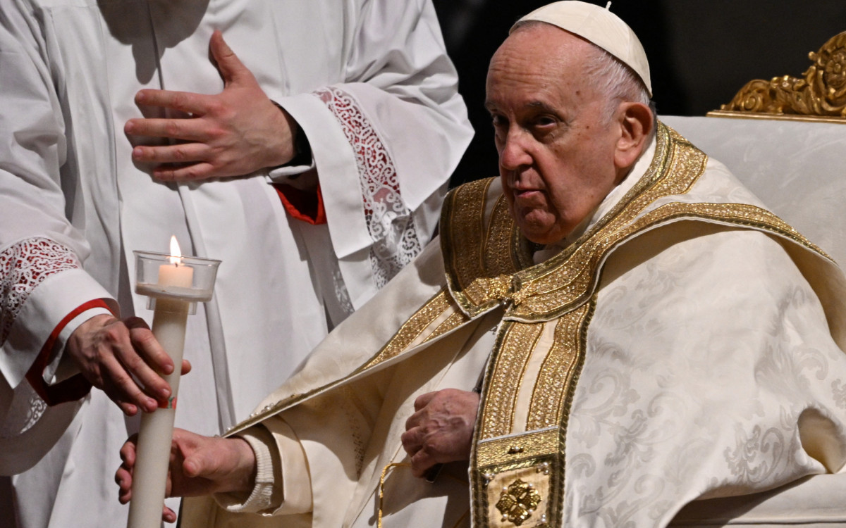 papa Francisco durante a missa da Vigília Pascal, celebrada na Basílica de São Pedro, no Vaticano, neste sábado (8)