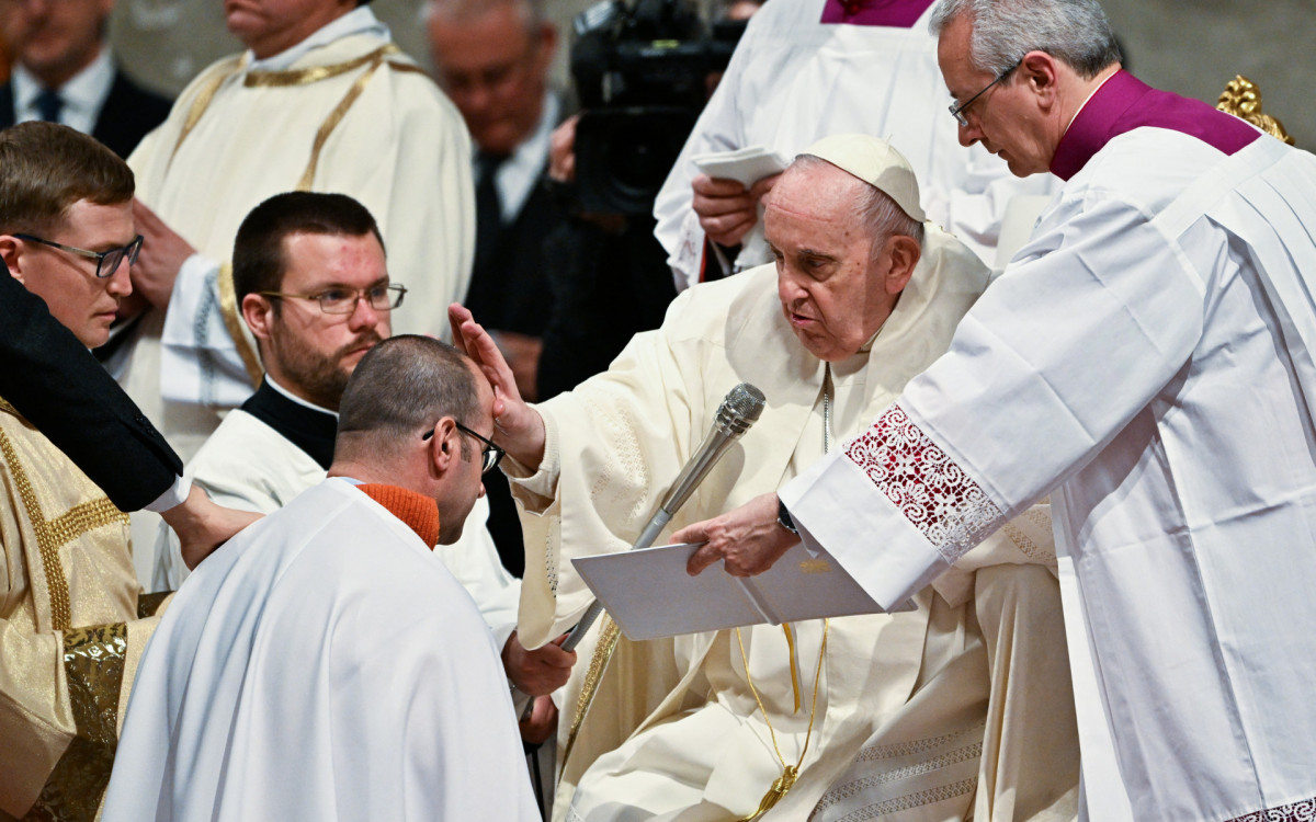 papa Francisco durante a missa da Vigília Pascal, celebrada na Basílica de São Pedro, no Vaticano, neste sábado (8)