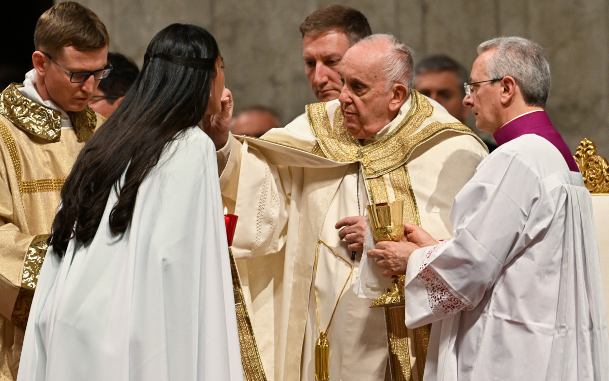 papa Francisco durante a missa da Vigília Pascal, celebrada na Basílica de São Pedro, no Vaticano, neste sábado (8)