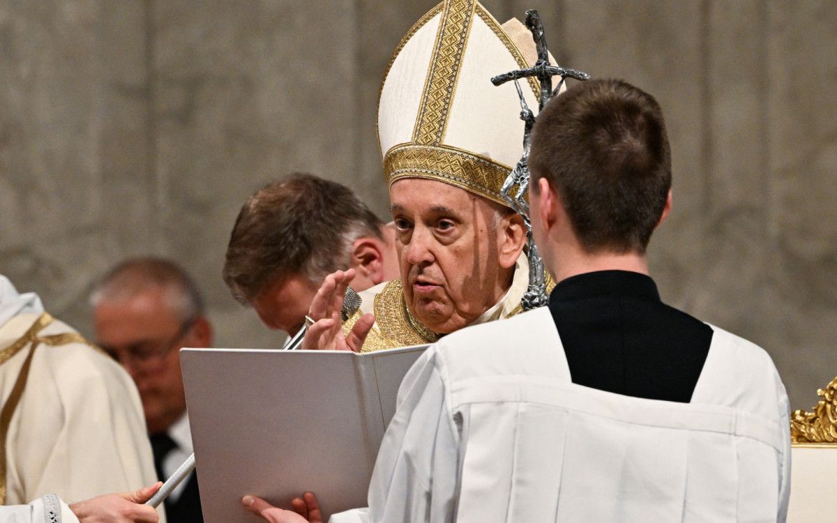 papa Francisco durante a missa da Vigília Pascal, celebrada na Basílica de São Pedro, no Vaticano, neste sábado (8)