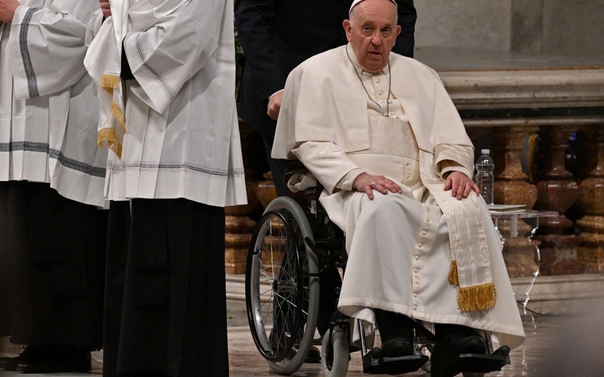 papa Francisco durante a missa da Vigília Pascal, celebrada na Basílica de São Pedro, no Vaticano, neste sábado (8)