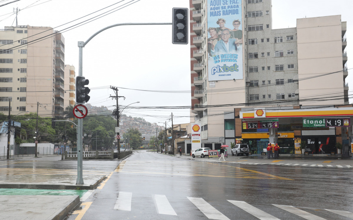 Sem&aacute;foros apagados na esquina das Ruas Professor Manoel de Abreu com Rua S&atilde;o Francisco Xavier, no Maracan&atilde;.   Na fotos : Esquina da Rua S&atilde;o Francisco Xavier com Av Prof Manoel de Abreu, no Maracan&atilde;. Foto: Pedro Ivo / Ag&ecirc;ncia O Dia