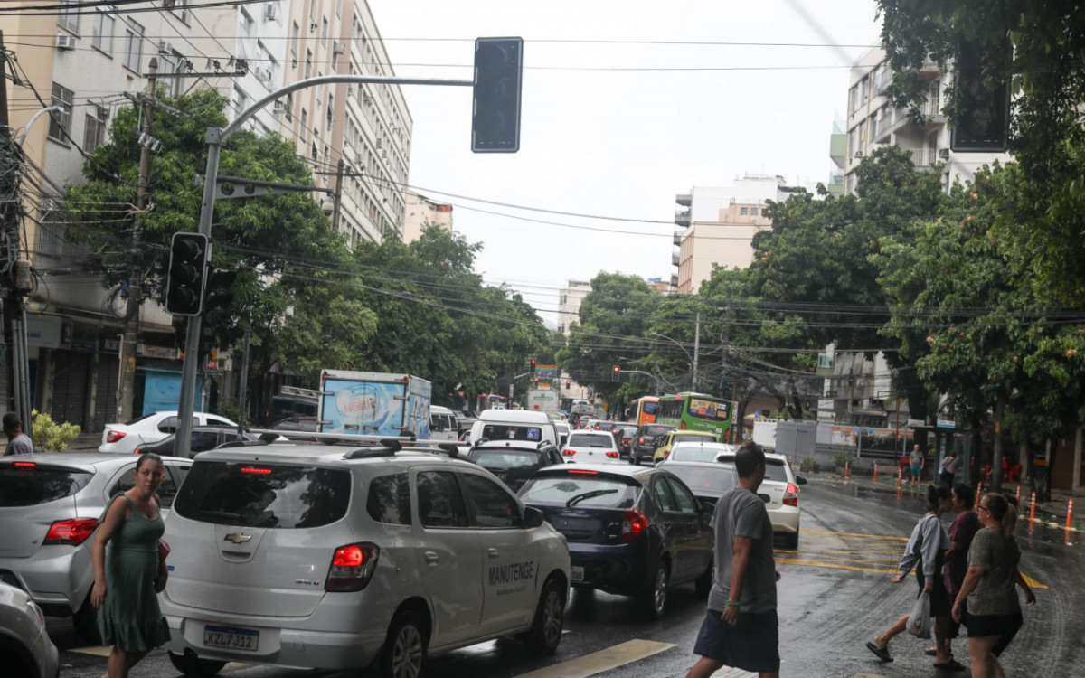 Sinais na Rua São Francisco Xavier amanhecem sem funcionar e pedestres tem de se arriscar entre os carros - Pedro Ivo/Agência O Dia