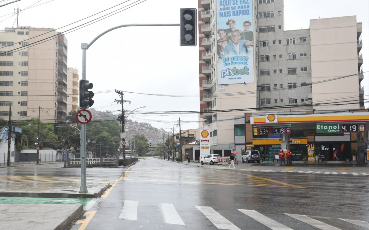 O sinal na esquina da Rua S&atilde;o Francisco Xavier com a Avenida Professor Manoel de Abreu 