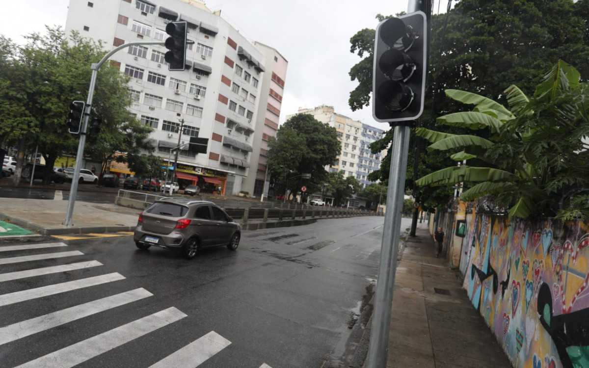 Por conta do problema no sinal, o tr&acirc;nsito da Avenida Professor Manoel de Abreu no sentido Maracan&atilde; foi desviado para a Rua Dona Zulmira