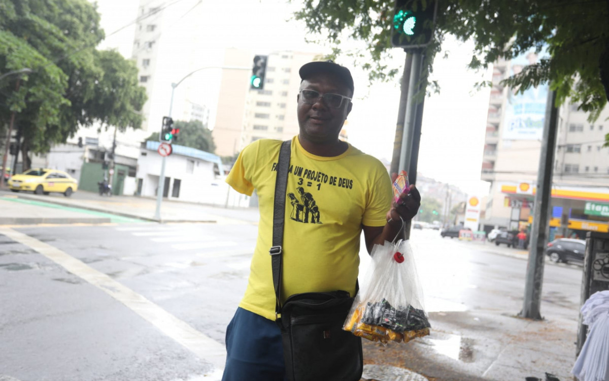 O vendedor de balas Marcos L&uacute;cio da Concei&ccedil;&atilde;o trabalha h&aacute; 15 anos na esquina da Rua S&atilde;o Francisco Xavier com a Avenida Professor Manoel de Abreu 