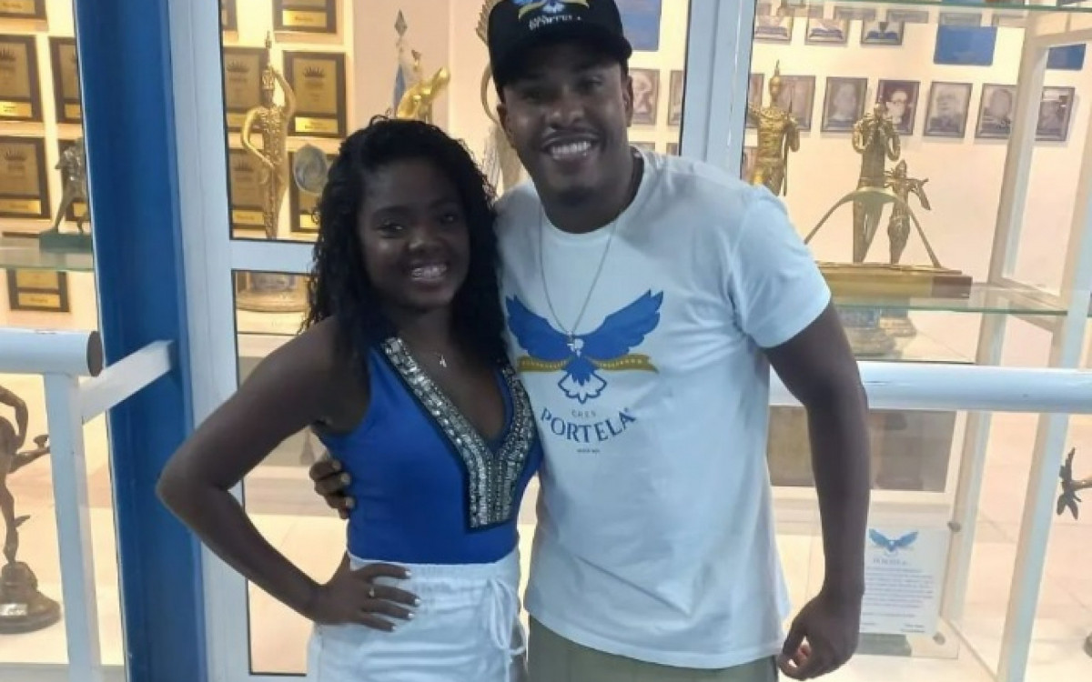 Porta-bandeira Osanna Baptista ao lado do metre-sala Vinicius Jesus