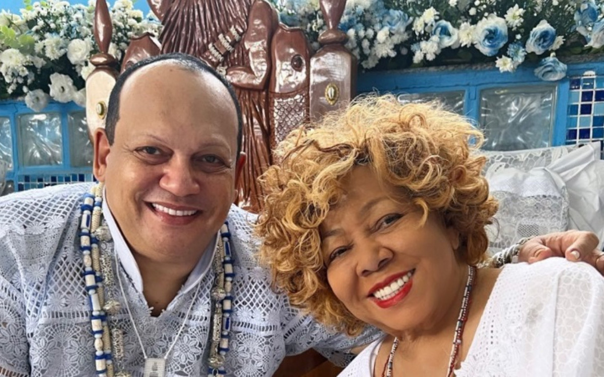 Alcione posa ao lado de Pai Celinho 