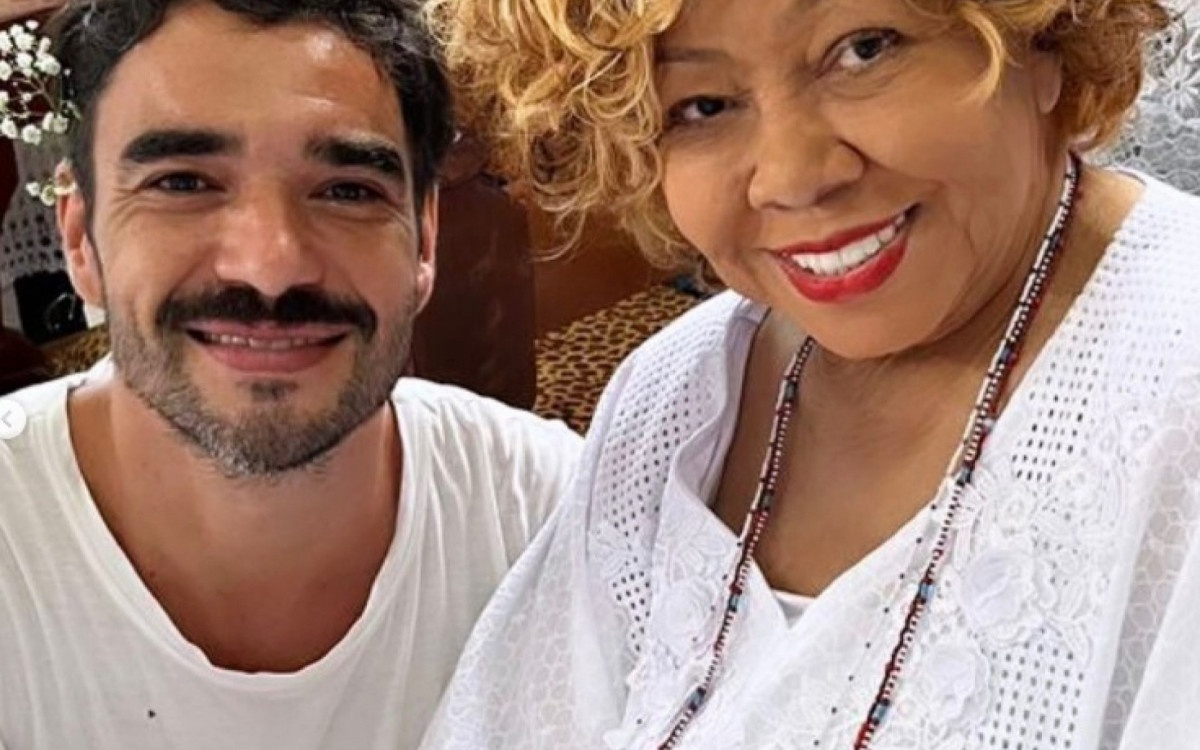 Caio Blat e Alcione se encontram em terreiro da Baixada Fluminense