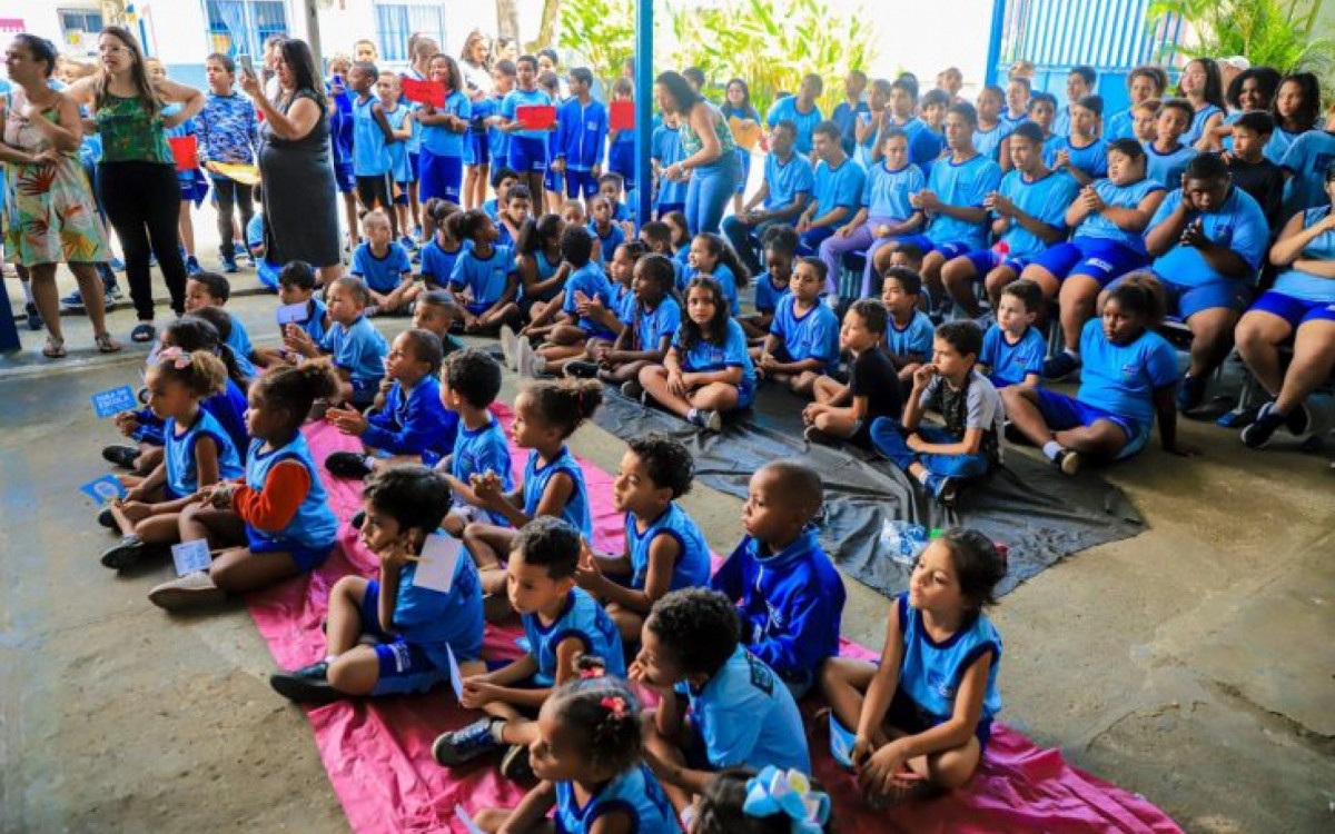 Alunos da Escola Municipal Professor Virg&iacute;lio Machado, na Vila Tiradentes 