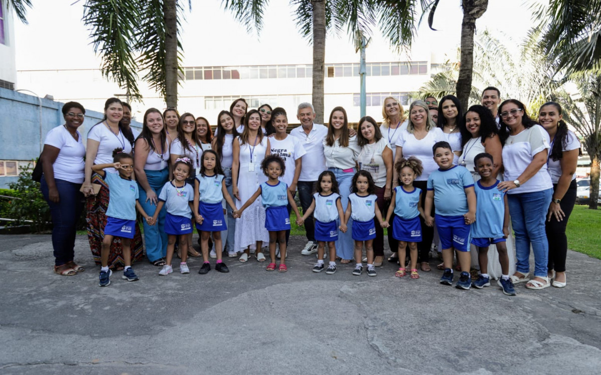 Foto oficial, em comemora&ccedil;&atilde;o ao Dia "D" de Combate &agrave; Evas&atilde;o Escolar, realizada em frente ao pr&eacute;dio da prefeitura