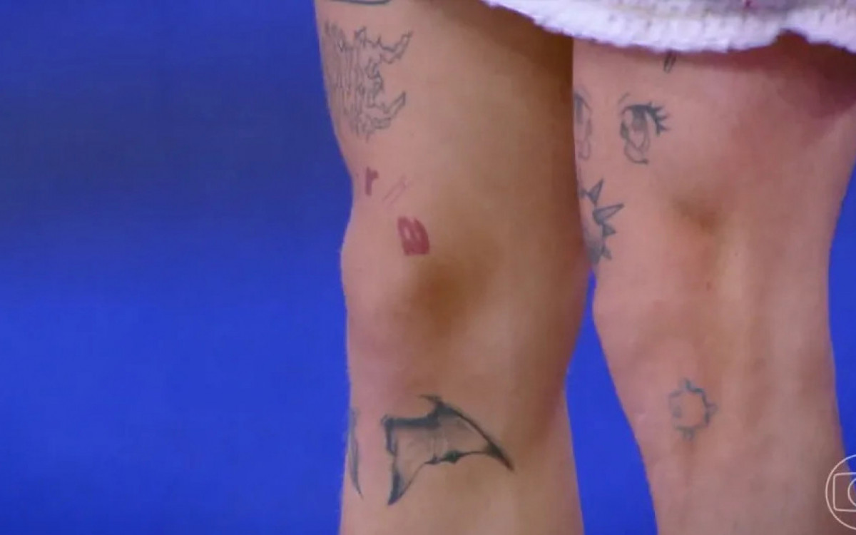 João Guilherme abaixou as calças no 'Caldeirão' para mostrar as tatuagens que tem nas pernas - Reprodução/TV Globo