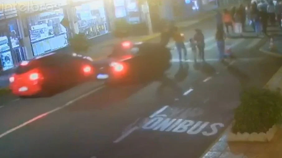 Motorista bêbado atropela duas pessoas que participavam de procissão