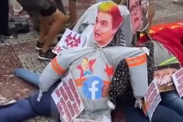 Malhação de Judas têm bonecos de Felipe Neto, ministro do STF e de prefeita de cidade mineira