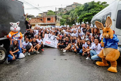 Voz das Comunidades distribui chocolates para crianças do Alemão e da Penha