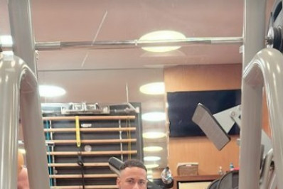 Internautas reagem após Neymar perguntar ao espelho: 'Existe alguém mais lindo do que eu?'