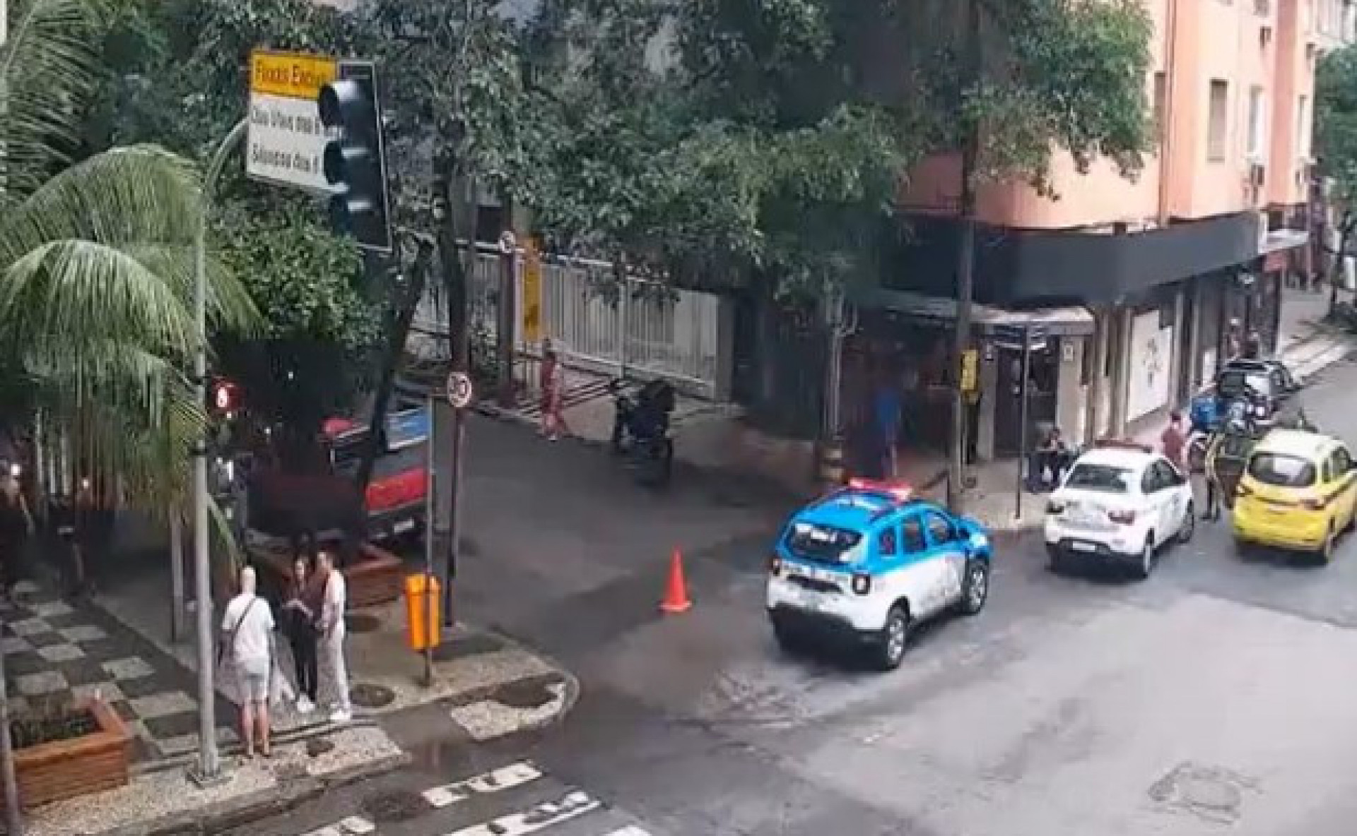 Bombeiros conseguiram controlar as chamas - Reprodução/COR