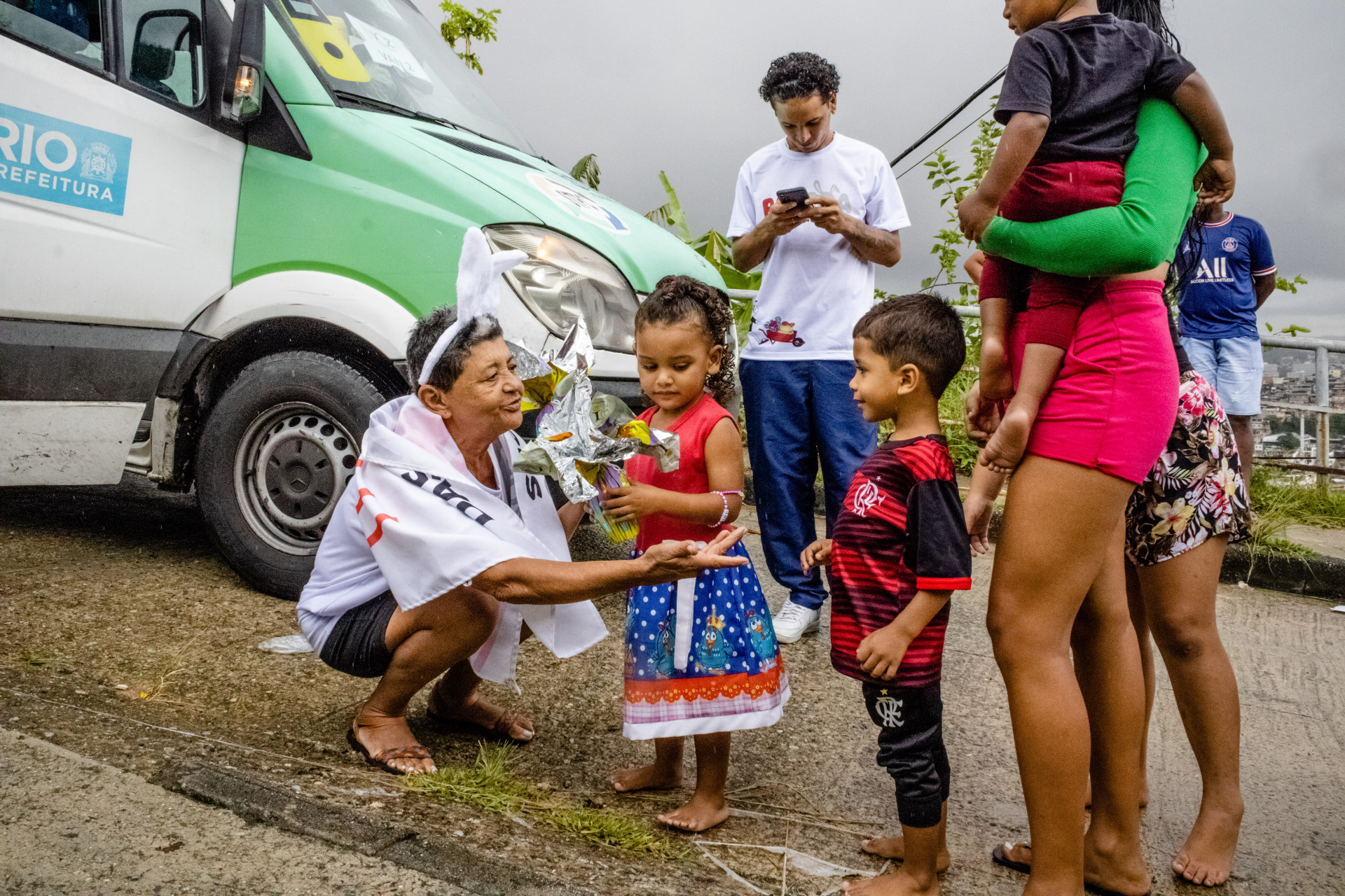 Criançada recebeu ovos de Páscoa em ação da Voz das Comunidades - Divulgação