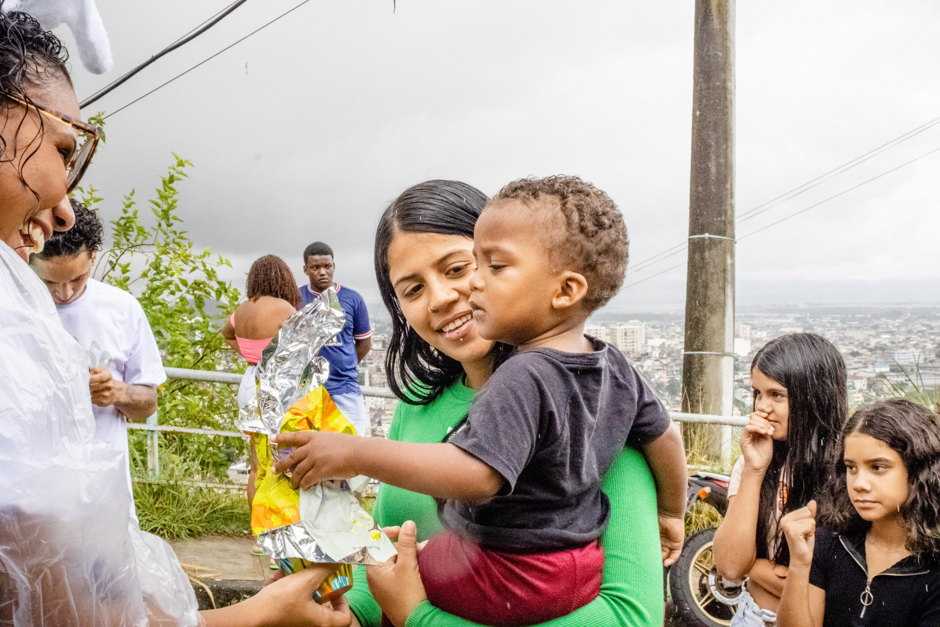 Criançada recebeu ovos de Páscoa em ação da Voz das Comunidades - Divulgação