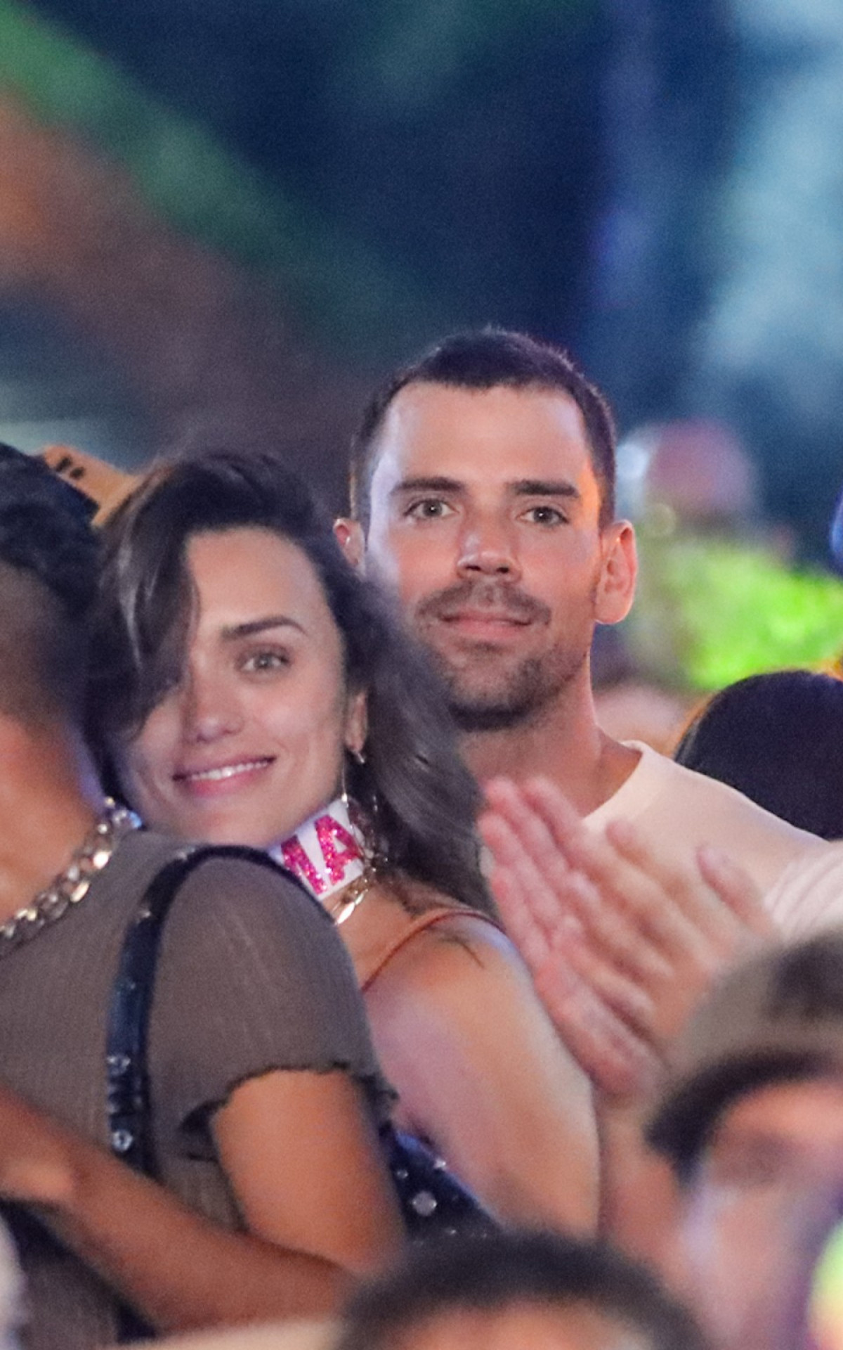 Rafa Kalimann e seu affair curtem show de Joelma 