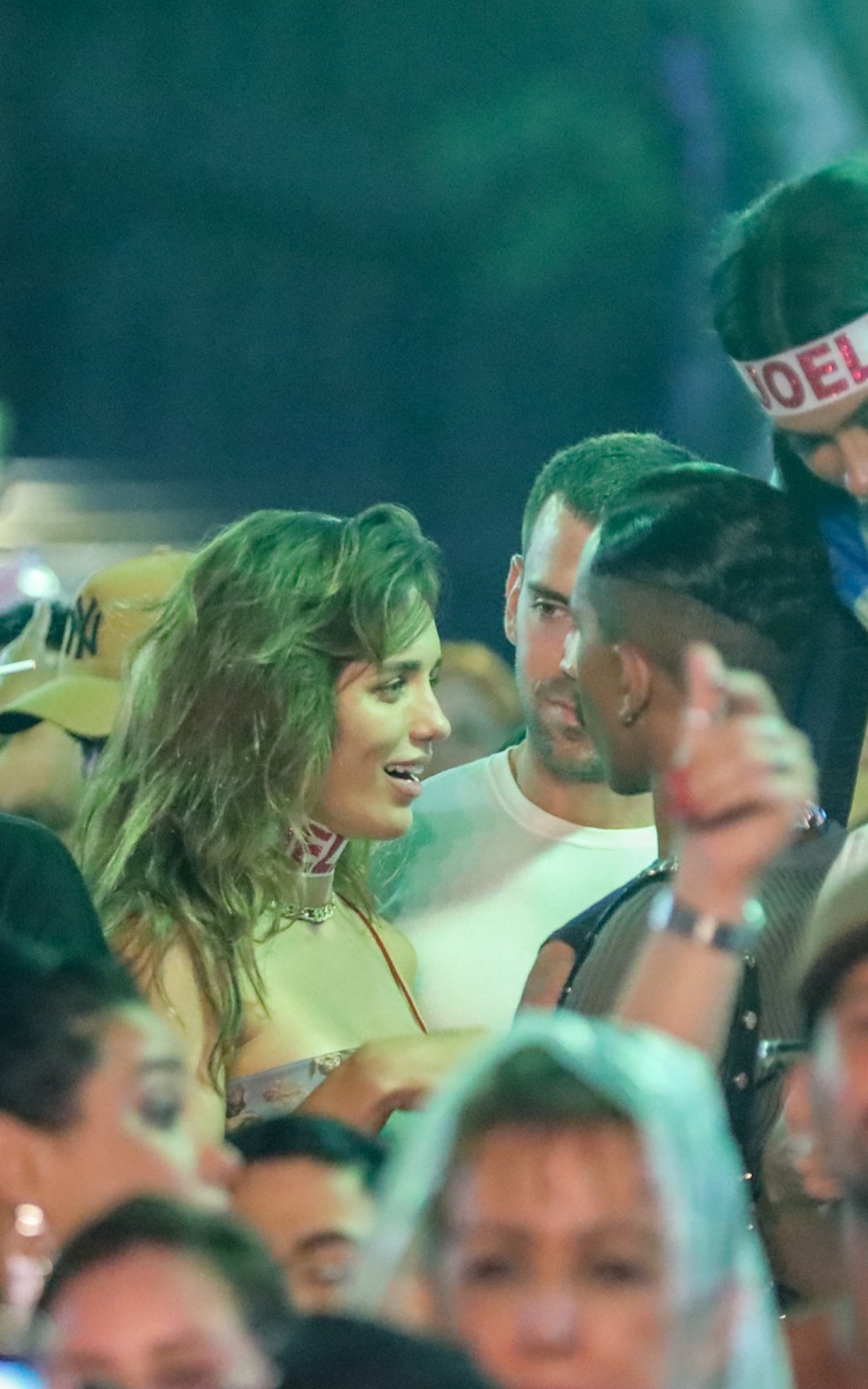 Rafa Kalimann e seu affair curtem show de Joelma 