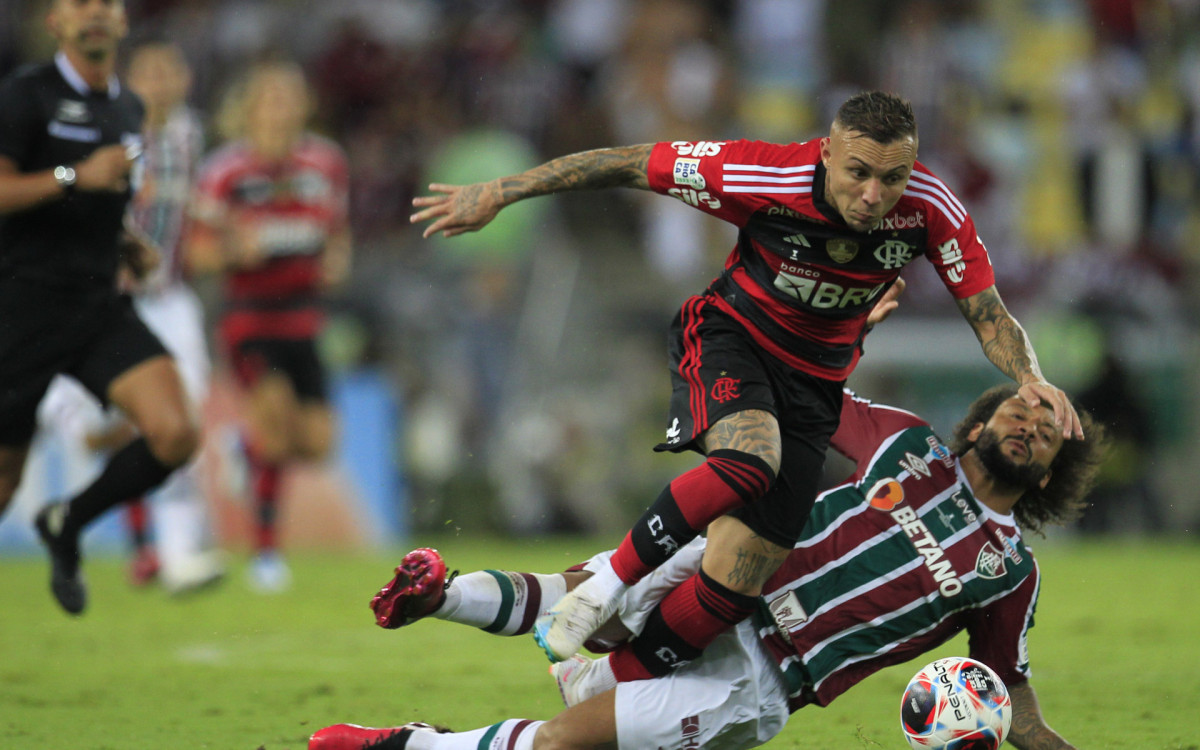 Fluminense conquistou o t&iacute;tulo do Carioca ao golear o Flamengo