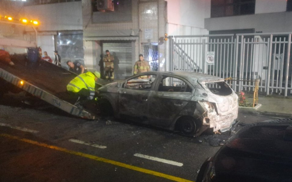 Ve&iacute;culo foi removido ap&oacute;s trabalho dos Bombeiros